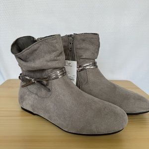 NWT SO Girls Size 5 Gray Slouch Boots
